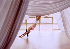 Professora coreana guia lições de amor íntimas em sessão detalhada. Explore nuances culturais em 2013.