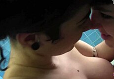 فتيات ليزبو صدر كبير يدخلن الكس، يغوصن في الفرج، ويفركن بالديلدو في الحمام