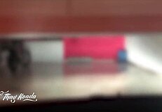 Muž rogovaš gleda kako žena jebe prijatelja na kućnom kauču preko kamere