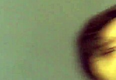 アジアのカップル、車の中で楽しんで、熟女妻がセックスを楽しむ