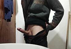 Regarde-moi me branler avec cette grosse queue, toi fille sexy mince jeune ?