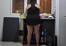 Grabim majku prijatelja dok čisti i jebem je.