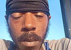 หลานสาวผอมสีน้ำตาลล้อเลียนลุงด้วยการถอดเสื้อโชว์เดี่ยว