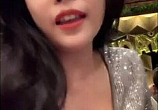 Какво е по-горещо от китайска кам момиче, показваща естествени цици?