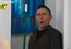 कैमगर्ल कब्बी थॉम्पसन पर झाँकते हुए पकड़ा गया, वह गैग करती है और काऊगर्ल राइड करती है वेट फेशियल के लिए।