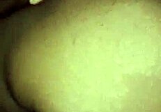 Moja bangladeška žena uživa v sproščeni pesji pozi