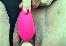 Kekasih goda teman lelaki dengan dildo semasa memandu