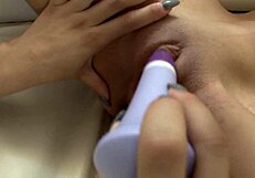 Lesbiche arrapate mangiano figa e si fanno venire con giocattolo a letto