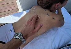 Απατάω τη γυναίκα μου με την καυτή φίλη της και τελειώνει σε ατύχημα κρέμα πιε κατά τη βρώμικη κουβέντα