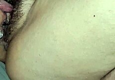 熟女スラット テレサがハンドジョブしながら俺が毛むくじゃらのマンコを舐め、足に射精