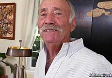 וואו! זקן נפיתוי על ידי צעירה 18+ עם שדיים גדולים!