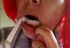 Chantal demonstrerer riktig tannpuss og fyller munn med tannkrem i nærbilde