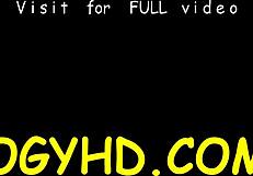 ויקסן צעירה קטנה בגירה עם ציצים קטנים בגירה רוכבת חזק על זין ישן קשה