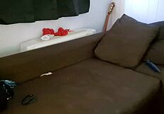 Culo gotico scopato sul divano.