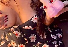 Sleduje Rosu Vermelhu sedieť, nemôže robiť nič, keď si masturbuje pičku