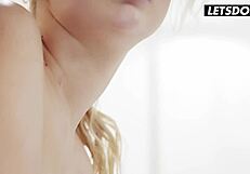 الشابة البلوند ليكا ستار تتخيل شفط قضيب كبير مع ماسور زيتي