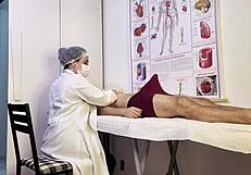 Pacjent staje dęba przed pielęgniarką na badaniu 😏