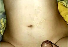 Coppia giovane 18+ eccitata cavalca e sega sul divano