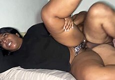 Tatăl vitreg o confundă pe fiica vitregă cu soția în futut pasional