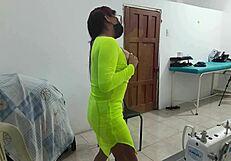 عاهرة تتعرض للتحسس وهز مؤخرتها في العمل في تمثيل