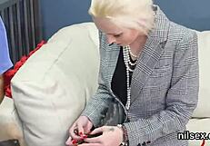 فتاة ساقطة حلوة تُؤخذ إلى مصحة مؤخرة مجنونة لعلاج محرج.