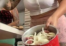 De meest gezwollen poes die je ooit zag flitsen