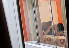 Η Μεξικανή νοσοκόμα Miranda γαμάει τον εραστή της στο ανοιχτό παράθυρο