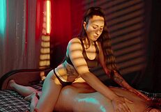 Hej, ta dlouhovlasá masérka v podzemním salonu mi dala úžasnou masáž s happy endem tím, že mi masturbovala velký pták