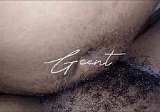 Wow, tengok teman wanita hitam berbulu mengerang dan jerit dalam seks missionary juicy dengan baju koyak!