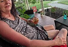 Ali Allure interaguje se svým panenským nevlastním synem v traileru