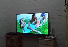 Oh man, mijn moeder betrapte me op kijken naar porno en gaf intense handjob met massale cumshot afsluiting! 😏