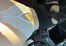 Imagina llevar a tu novia al bosque para follarla en perrito en el coche hasta que se corre