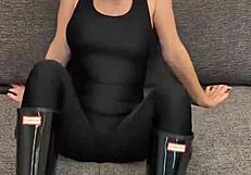 Wauw, die kont in zwarte bodysuit en jachtlaarzen ziet er ongelofelijk uit!