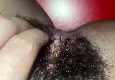 Я одна развлекаюсь пальцами в мастурбации