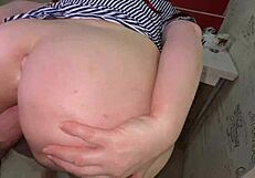 Когда мужа нет дома, зрелая мачеха зовет пасынка для домашней помощи