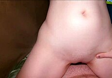 Защо тази 18-годишна съседка с малки цици жадува кур в нейната мокра путка? Гледай червенокосата красавица да язди в кучешка поза