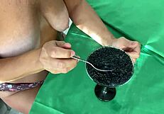 Moden stedmor malker avlshingst boller i doggystyle creampie