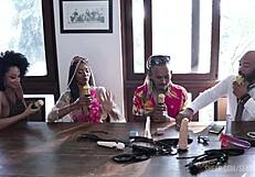 Ei încearcă să lucreze la problema prejudecății pentru că e foarte mare încă în mijloc și au făcut sex deja în locuri publice - cuplu negru rj sheer red