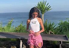 Varnostnik ujame poredno punco v zasebnem sektorju, jo jebe z morskim pogledom, pihanjem kurca in doggystyle