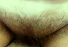 Matura pelosa cicciona cavalca la figa grassa con gambe spalancate 😏