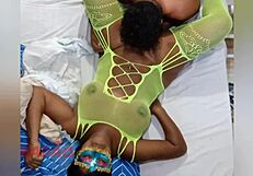 Hej, kolla denna hora njuter av oral med sperma i munnen och droppande på röven