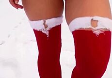 Belle-mère excitée taquine en bikini, paroles cochonnes pour beau-fils ?