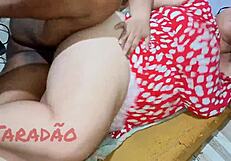 BBW kurba se duši na črnem kurcu, medtem ko ji ližejo pičko in jo napolnijo