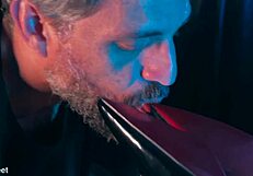 Preciso de um lugar quentinho para os meus pés – sua boca talvez?