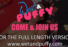 看这个辣妹伸展她的骚逼？她急切地玩弄自己。