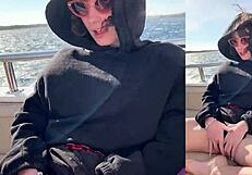 Vrei să vezi plăceri cremoase pe iaht pe mare?