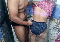 Indijska žena dela ročno delo. Mož konča na njene hlačke.