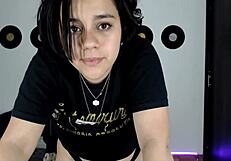 Gadis Panas Bermain-main Goda Dalam Sesi Webcam, Tunjuk Gerak dan Flirt Dengan Penonton