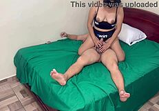 Ого, падчерица соблазняет отчима этими страстными сексуальными играми!