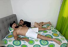 Питам стъпсистерта си за съвети по секс и толкова се нажежиме, че свършваме да се чукаме